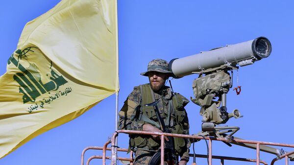 Militante do Hezbollah em torre de vigilância - Sputnik Brasil