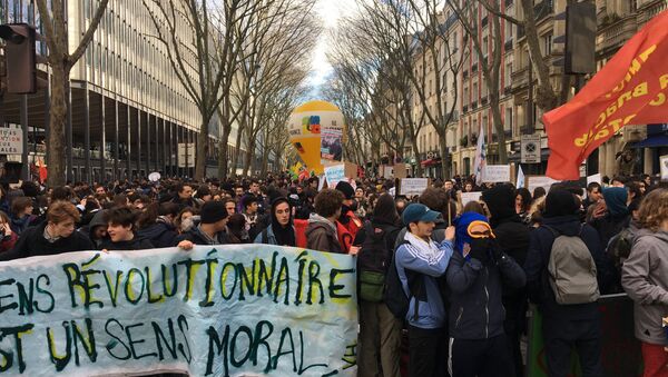 Estudantes fazem manifestação contra reforma educacional de Macron, em Paris. - Sputnik Brasil