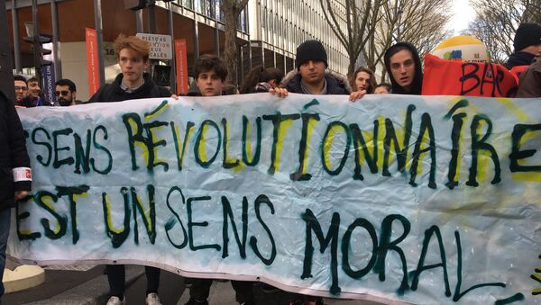 Estudantes fazem manifestação contra reforma educacional de Macron, em Paris. - Sputnik Brasil