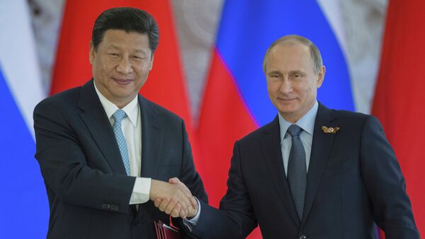 Vladimir Putin e Xi Junping após assinar um documento no Kremlin - Sputnik Brasil