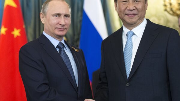 Vladimir Putin e Xi Jinping durante um encontro no Kremlin - Sputnik Brasil