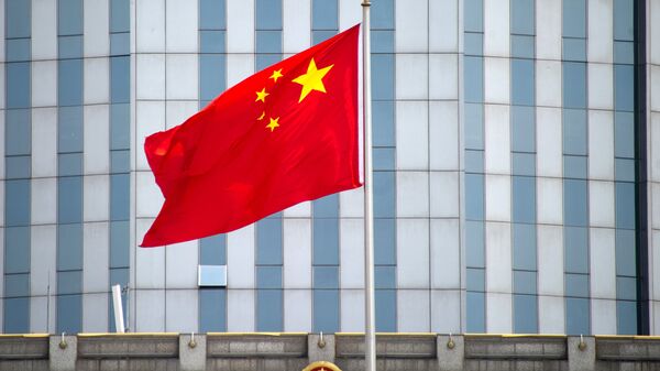 Bandeira da China em frente a um prédio em Xangai - Sputnik Brasil