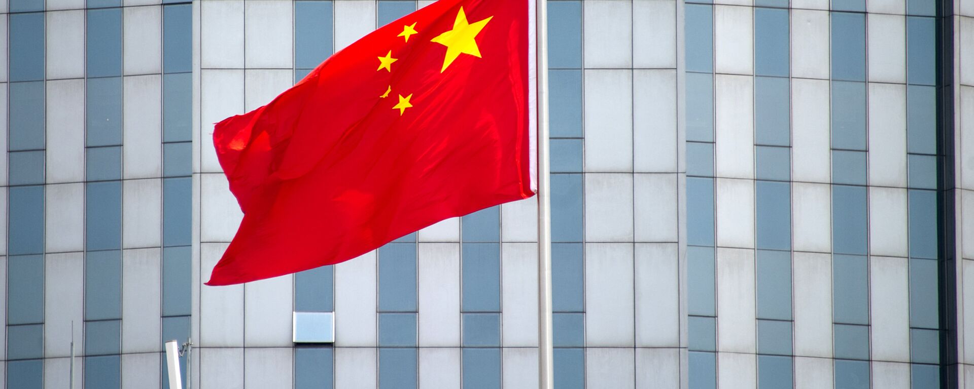 Bandeira da China em frente a um prédio em Xangai - Sputnik Brasil, 1920, 16.05.2022