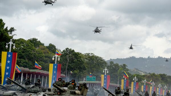 Desfile militar na Venezuela com participação de helicópteros Mi-17 venezuelanos produzidos pela Rússia - Sputnik Brasil