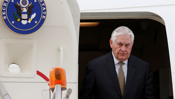 O secretário de Estado dos EUA, Rex Tillerson, sai do avião após chegar à Cidade do México, em 1 de fevereiro de 2018 - Sputnik Brasil