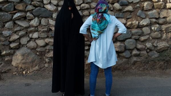 Today in the streets of Tehran and other large Iranian cities (Isfaghan, Shiraz, Tebriz) often women are seen wearing two types of hijabs: Chador (left) and Manto (loose colorful body cover) with Rosari (light headscarf with colorful flowers). First option is more conservative, second is modern and popular with the younger generation. - Sputnik Brasil