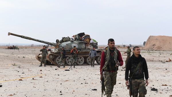 Forças governamentais sírias patrulham o aeroporto militar Abu al-Duhur na província de Idlib - Sputnik Brasil