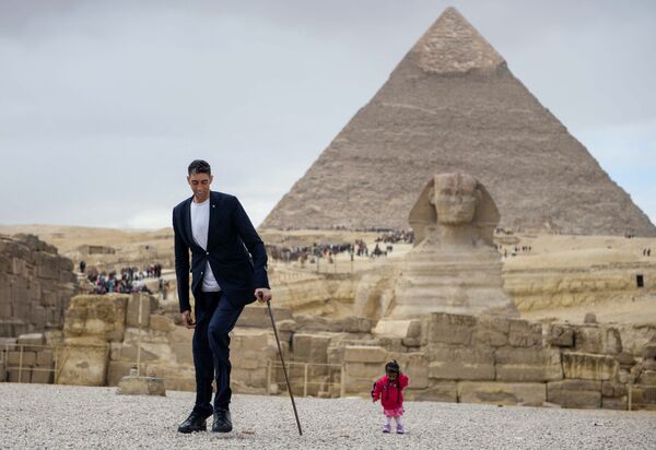 Homem mais alto do planeta, o indiano Sultan Kosen, e a mulher mais baixa do planeta, a turca Jyoti Amge, perto das Pirâmides de Gizé, no Egito - Sputnik Brasil