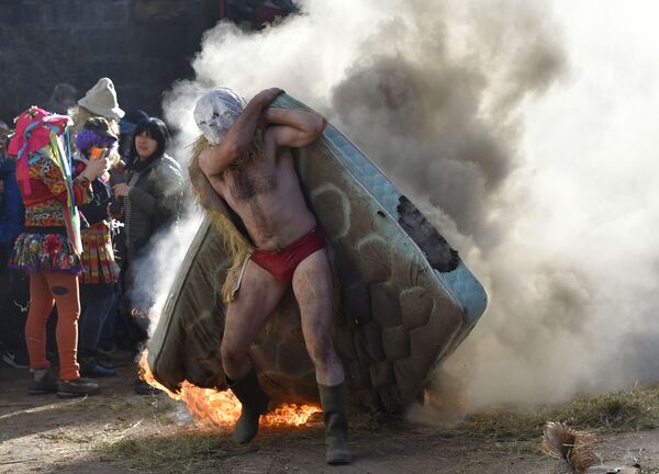 Participante carrega um colchão ardendo durante o antigo carnaval de Zubieta, na comunidade autônoma espanhola de Navarra - Sputnik Brasil