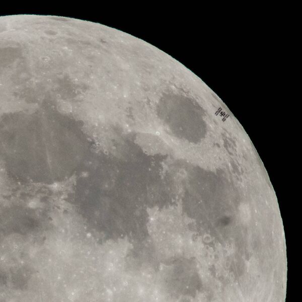 Estação Espacial Internacional sobrevoa a Lua durante um plenilúnio - Sputnik Brasil