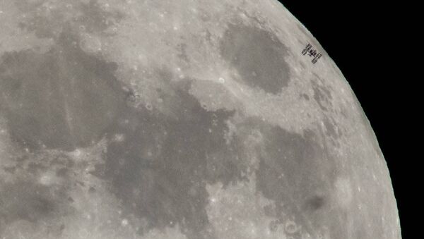 Estação Espacial Internacional sobrevoa a Lua durante um plenilúnio - Sputnik Brasil