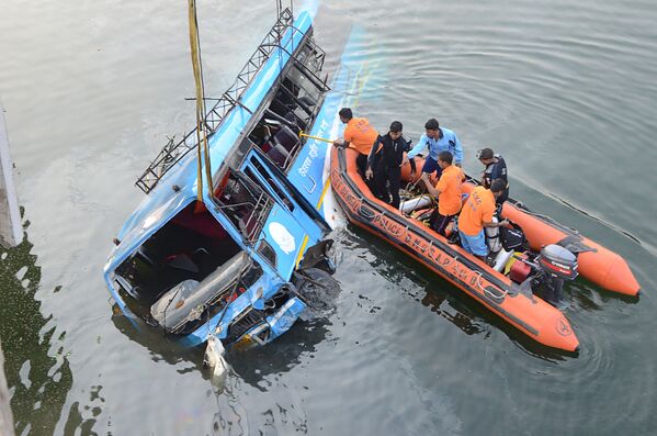 Policiais indianos resgatam pessoas após o acidente com um ônibus no canal de Ghogra - Sputnik Brasil