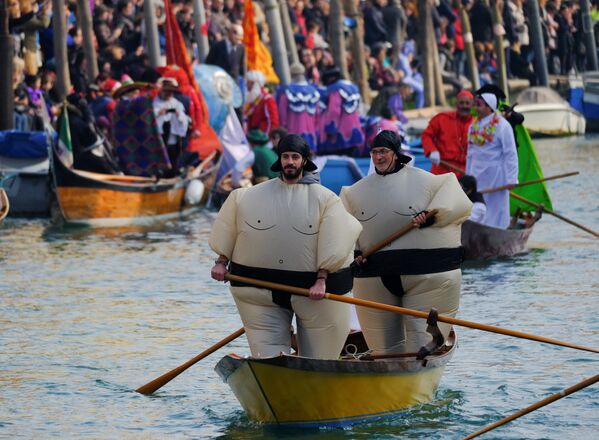 Residentes de Veneza participam da mascarada no Grande Canal no decorrer dos eventos festivos do Carnaval de Veneza, na Itália - Sputnik Brasil