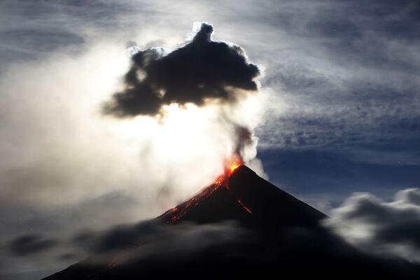 Superlua azul de sangue aparece encoberta por uma nuvem de pó expelido pelo vulcão Mayon, nas Filipinas - Sputnik Brasil