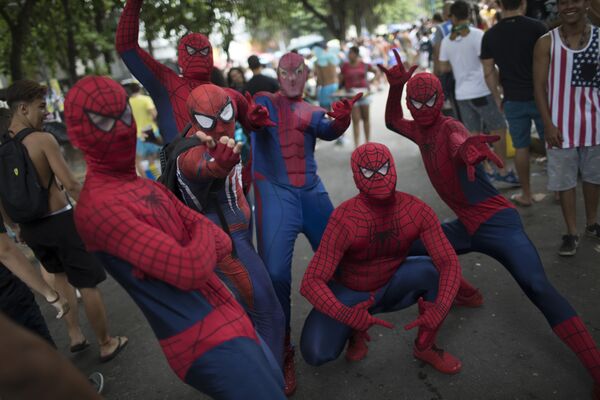 Pessoas vestidas de Homem-Aranha durante o bloco Desliga da Justiça, no Rio de Janeiro, nas vésperas do Carnaval - Sputnik Brasil