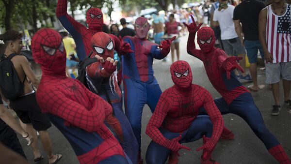 Pessoas vestidas de Homem-Aranha durante o bloco Desliga da Justiça, no Rio de Janeiro, nas vésperas do Carnaval - Sputnik Brasil