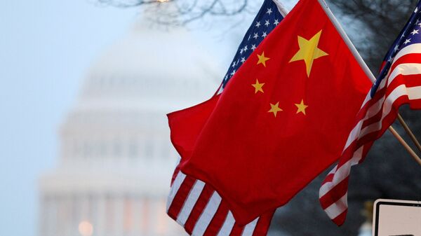 A bandeira da República Popular da China e as Estrelas e Listras dos Estados Unidos tremulam pela Avenida da Pensilvânia, perto do Capitólio dos EUA, durante a visita de Estado do presidente chinês, Hu Jintao em 18 de janeiro de 2011 (foto de arquivo). - Sputnik Brasil