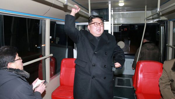 Kim Jong-un viaja em novo trólebus em Pyongyang - Sputnik Brasil
