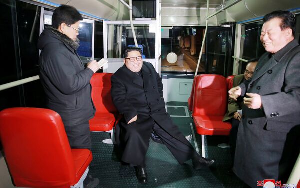 Kim Jong-un viaja em novo trólebus em Pyongyang - Sputnik Brasil
