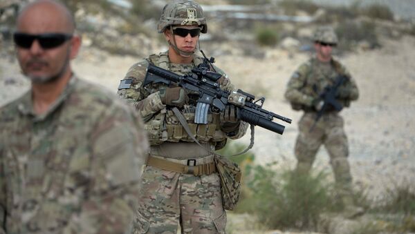 US soldiers part of NATO patrol during the final day of a month long anti-Taliban operation by the Afghan National Army (ANA) in various parts of eastern Nangarhar province, at an Afghan National Army base in Khogyani district on August 30, 2015 - Sputnik Brasil
