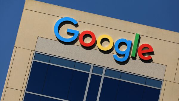 O logotipo do Google retratado no topo de um prédio de escritórios em Irvine, Califórnia, EUA (imagem de arquivo) - Sputnik Brasil