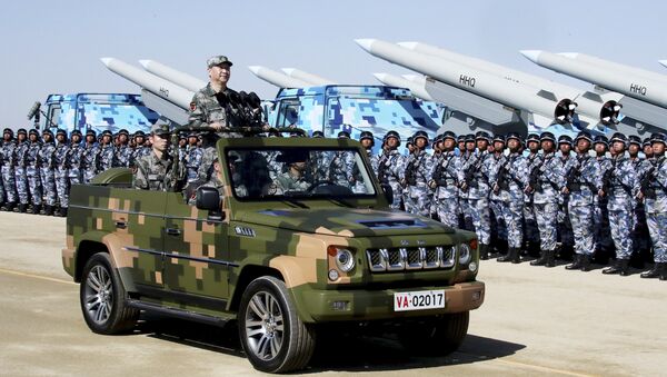 In this photo released by Xinhua News Agency, Chinese President Xi Jinping stands on a military jeep as he inspects troops of the People's Liberation Army during a military parade to commemorate the 90th anniversary of the founding of the PLA at Zhurihe training base in north China's Inner Mongolia Autonomous Region, Sunday, July 30, 2017 - Sputnik Brasil