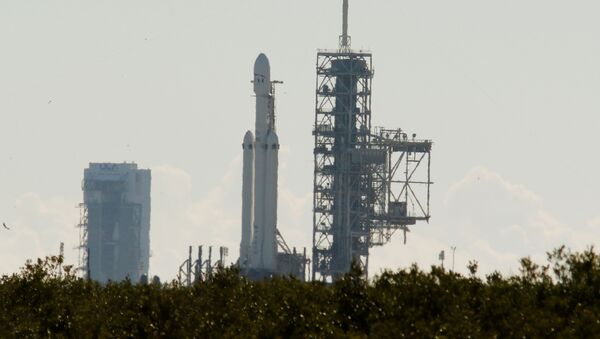 SpaceX's first Falcon Heavy rocket sits on launch pad 39A at Kennedy Space Center, waiting for the first engine test firing it's 27 engines together, in Cape Canaveral, Florida - Sputnik Brasil