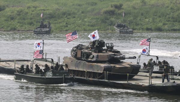 A U.S. Army M1A2 tank crosses Nam Han river on a South Korean military barge during a joint military exercise between the U.S. and South Korea in Yeoncheon near the border with North Korea, in South Korea, Thursday, May 30, 2013 - Sputnik Brasil