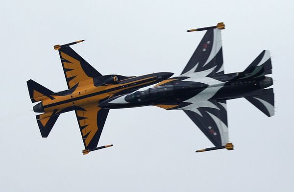 Representantes da Coreia do Sul dão show com aviões KAI T-50 Golden Eagle - Sputnik Brasil