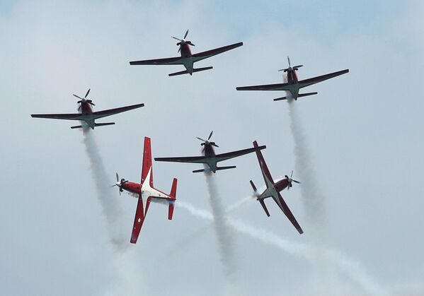 Grupo de acrobacia aérea da Indonésia no show aéreo de Singapura - Sputnik Brasil