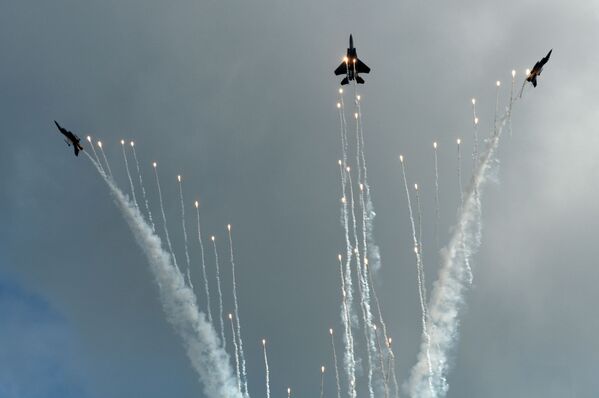 Caças F-16C e F-15SG da Força Aérea de Singapura participam do show - Sputnik Brasil