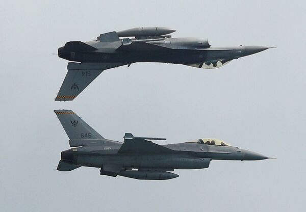 Caças F-16C da Força Aérea de Singapura participam do show - Sputnik Brasil