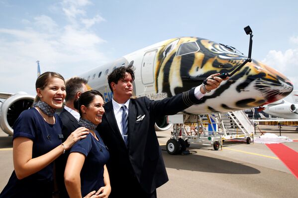 Avião E190-E2 da Embraer com a pintura de um tigre no show aéreo em Singapura - Sputnik Brasil