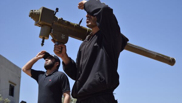 Rebeldes sírios monitoram céu com sistema de defesa antiaérea FN-6 nos arredores de Homs, Síria - Sputnik Brasil