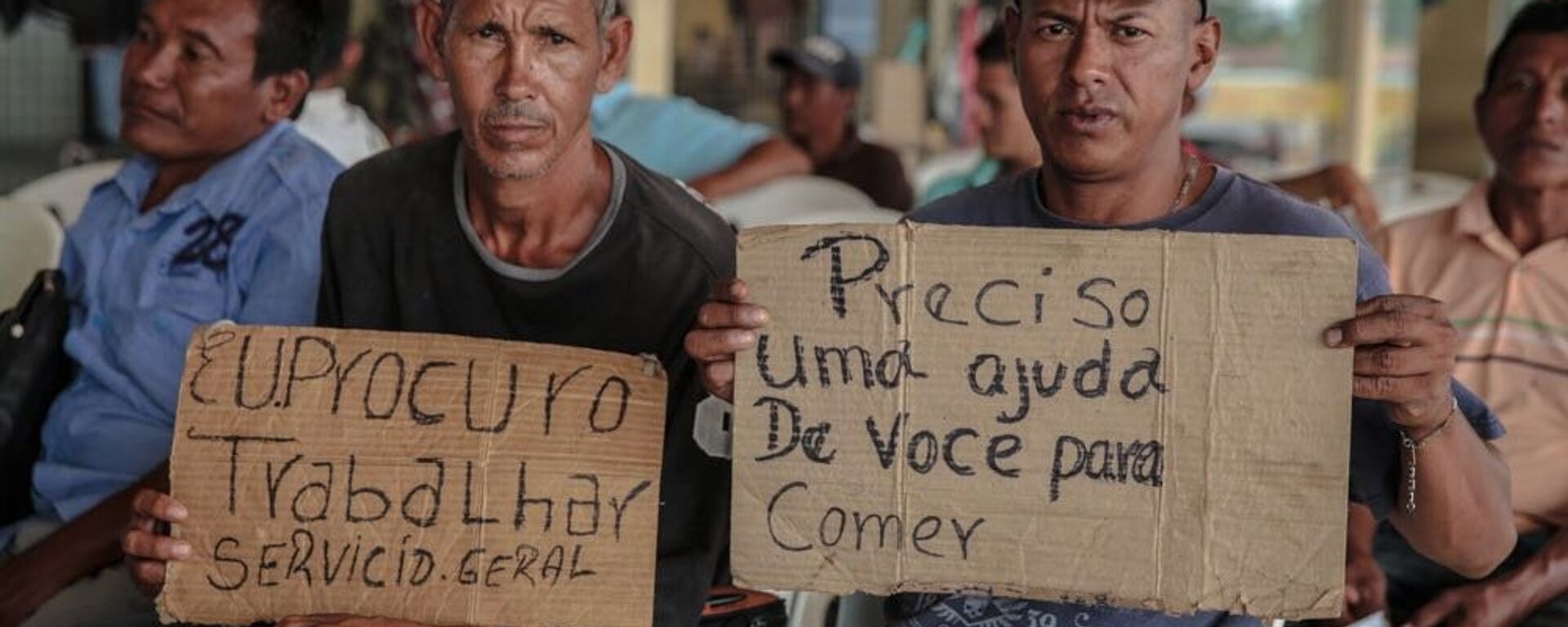Migrantes venezuelanos seguram de cartazes à procura de trabalho na cidade brasileira de Boa Vista, estado de Roraima, outubro de 2017. - Sputnik Brasil, 1920, 07.02.2018