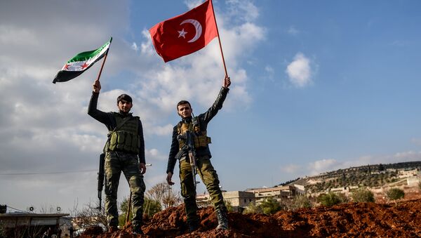 Rebeldes sírios apoiados pela Turquia com bandeiras turcas e do Exército Livre da Síria - Sputnik Brasil