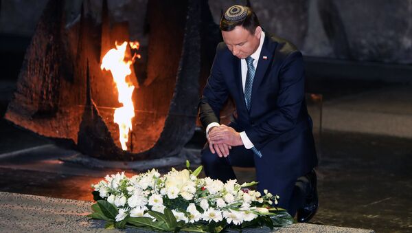 Presidente polonês, Andrzej Duda, depositando uma coroa de flores na Parede dos Nomes durante visita ao Memorial do Holocausto Yad Vashem - Sputnik Brasil