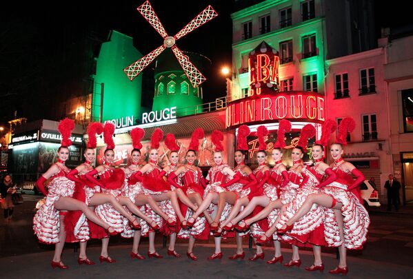 Dançarinas do cabaré Moulin Rouge na região de Montmartre, Paris - Sputnik Brasil