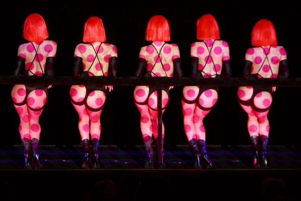 Dançarinas durante o show Forever Crazy do cabaré de Paris Crazy Horse - Sputnik Brasil