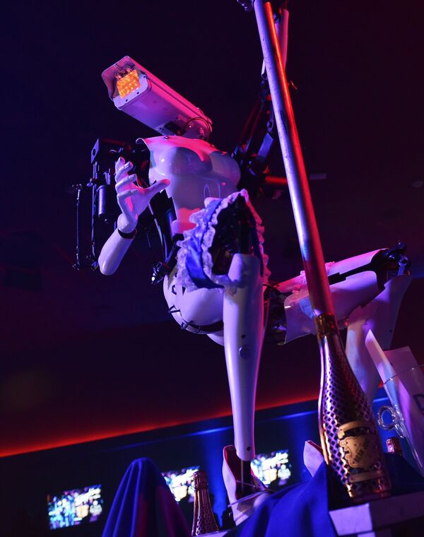 Robô stripper em um clube noturno de Las Vegas no âmbito da exposição anual de eletrônica CES-2018 - Sputnik Brasil