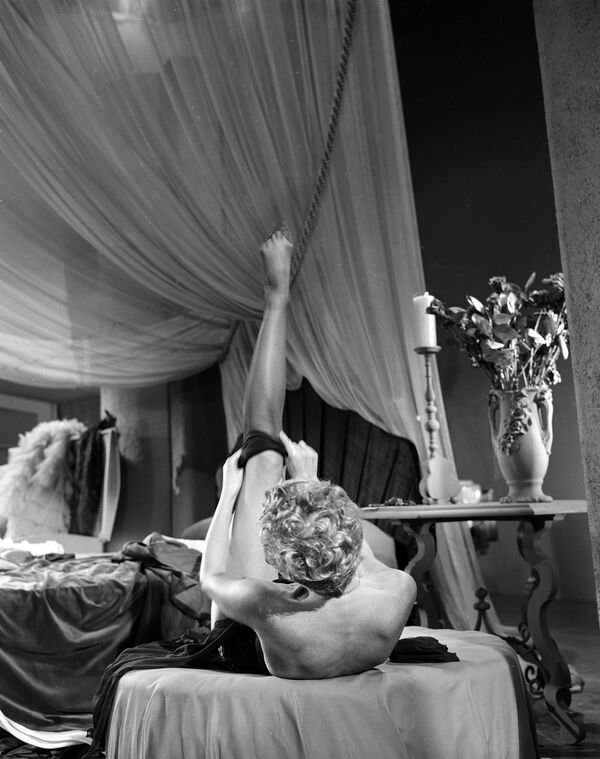 Stripper Lili St. Cyr vestindo meias durante ensaio para curta-metragem Carmenesque, Los Angeles - Sputnik Brasil