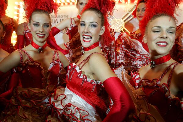 Dançarinas francesas do Moulin Rouge posando para fotógrafos após coletiva de imprensa em Mumbai, Índia - Sputnik Brasil