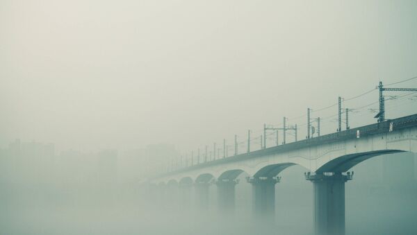 Uma ponte coberta por nevoeiro - Sputnik Brasil