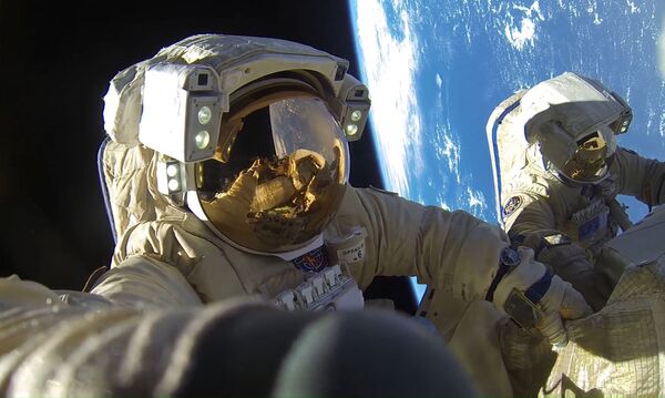 Cosmonautas russos Anton Skaplerov e Aleksandr Missurkin fazem caminhada espacial de 8 horas e 12 minutos e batem recorde de permanência fora da Estação Espacial Internacional - Sputnik Brasil