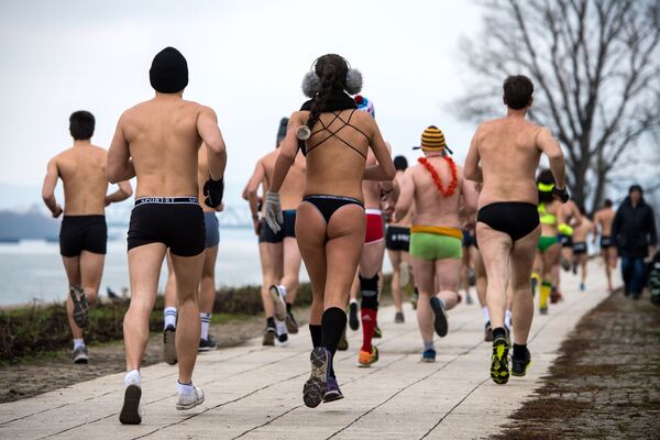 Participantes de corrida em cuecas na Sérvia - Sputnik Brasil