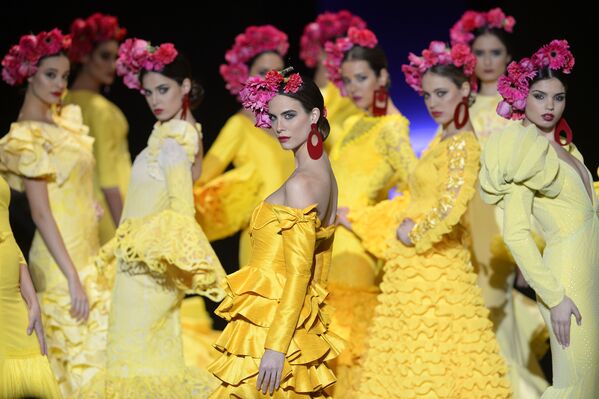 Modelos durante o desfile de moda flamenco em Sevilha, Espanha - Sputnik Brasil