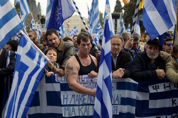 Manifestantes com bandeiras nacionais gregas em Atenas - Sputnik Brasil