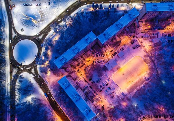 Troitsk, um dos subúrbios moscovitas, coberto de neve e iluminado à noite - Sputnik Brasil