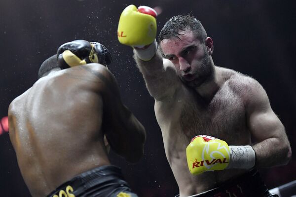 Boxeador russo Murat Gassiev com o adversário cubano Yunier Dorticós durante a semifinal do World Boxing Super Series - Sputnik Brasil