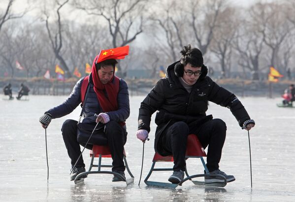 Turistas em trenó em lago chinês gelado nos arredores de Pequim - Sputnik Brasil